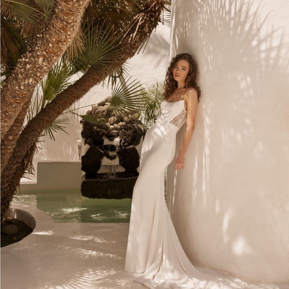 NWT No alterations Casey by Enzoani size 6